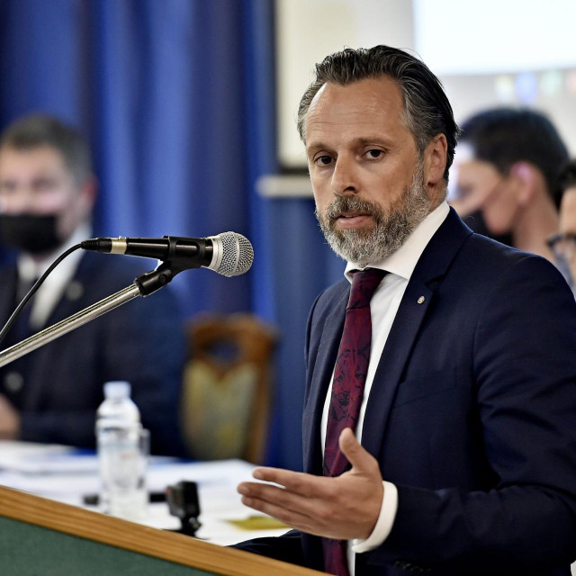 Predsjednik Hajduka Lukša Jakobušić i predsjednik Saveza Marko Erceg u pozadini

 