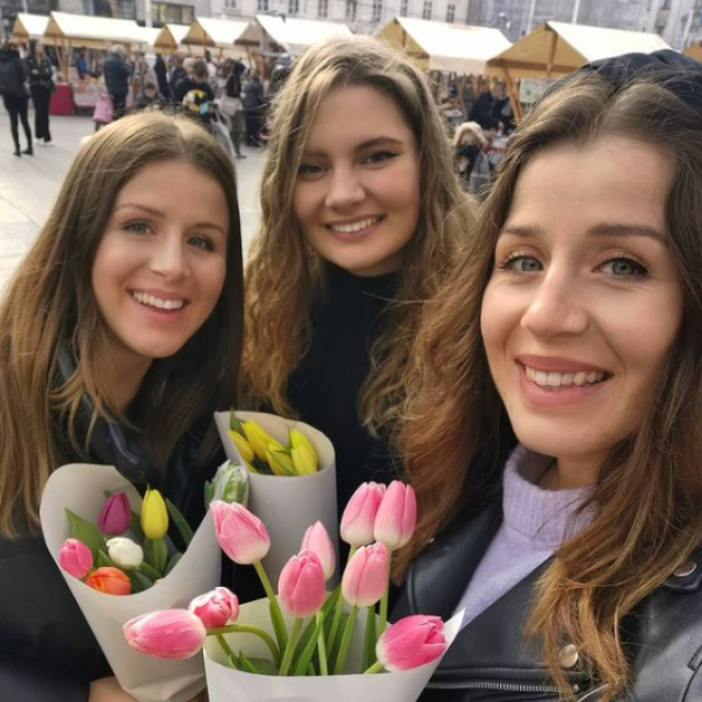 Larissa, Dora Kalaus i prijateljica