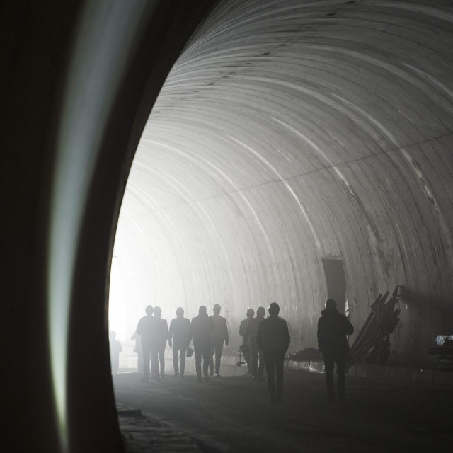 Ministar Oleg Butković, župan Blaženko Boban, predsjednik Uprave Hrvatskih cesta Josip Škorić i predstavnici izvođačke tvrtke Strabag na svečanosti u povodu probijanja tunela Komorjak