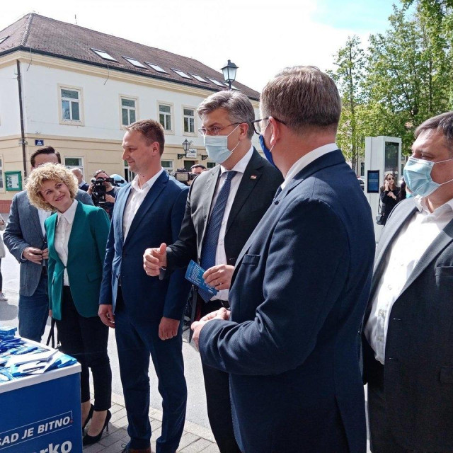 Andrej Plenković na štandu HDZ-a u Bjelovaru