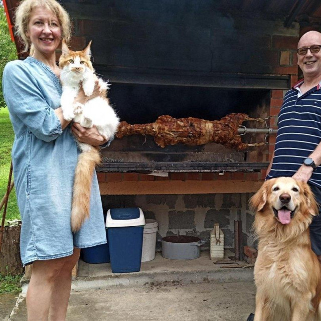 Stjepan i Olga Kostré u pakračkom voćnjaku koji ih je i doveo u Pakrac 2020. godine/