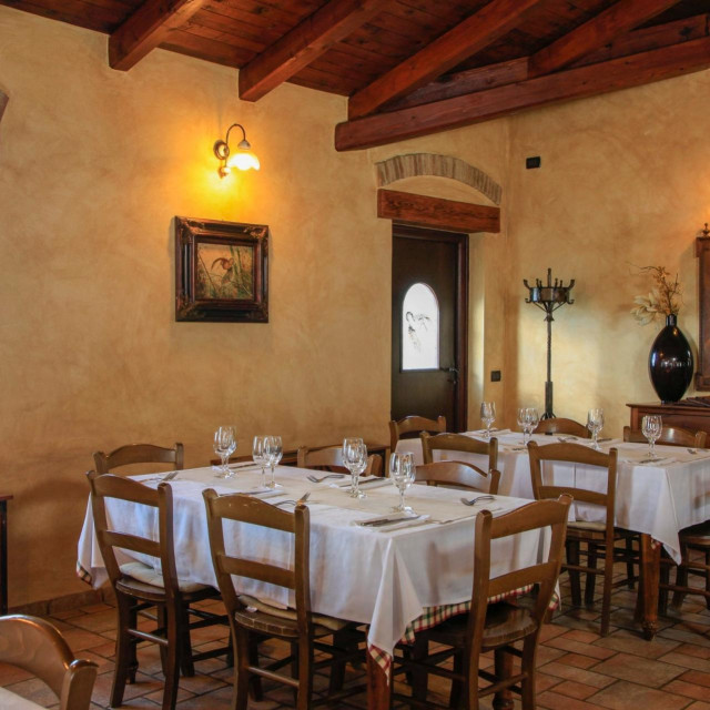 Interijer konobe gdje je i kamin ali zbog epidemioloških mjera trenutno ne možete boraviti unutra, no posjeduju i veliki vanjski prostor