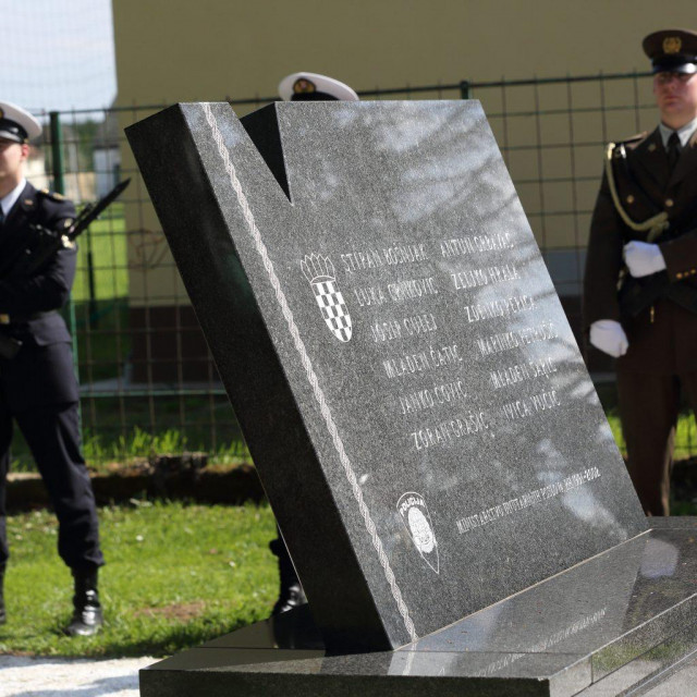 Spomenik dvanaestorici ubijenih hrvatskih redarstvenika u Borovu