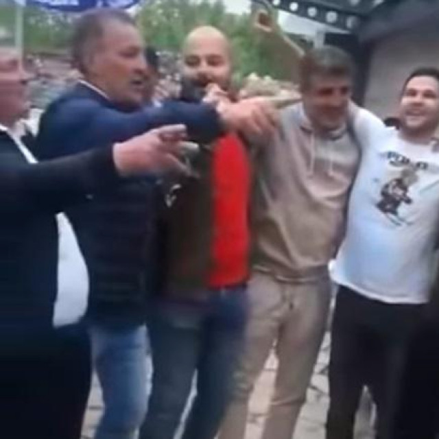 Mamići pjevaju Hajdukovu himnu