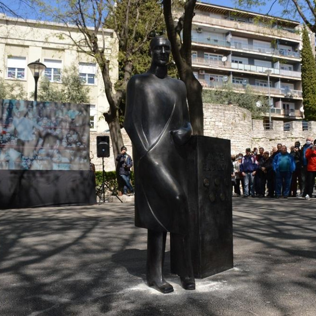 Spomenik Mati Parlovu