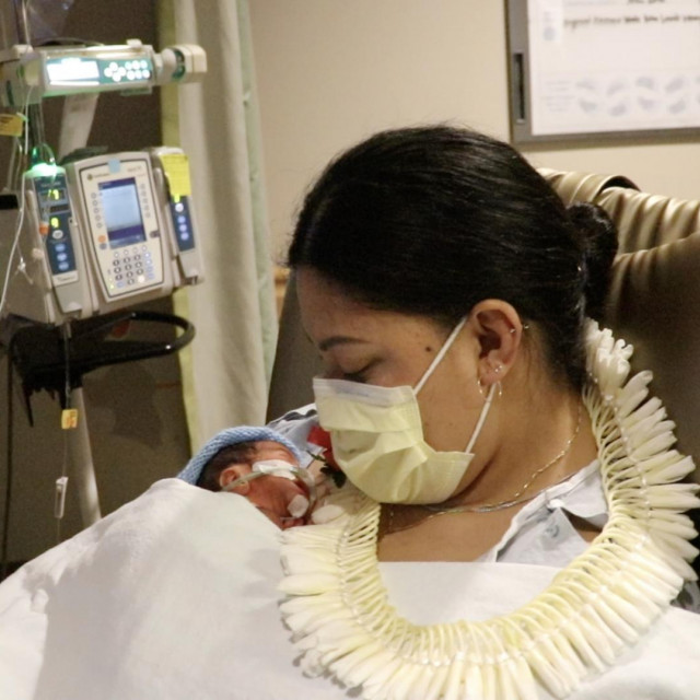 Mama i beba rođena u avionu