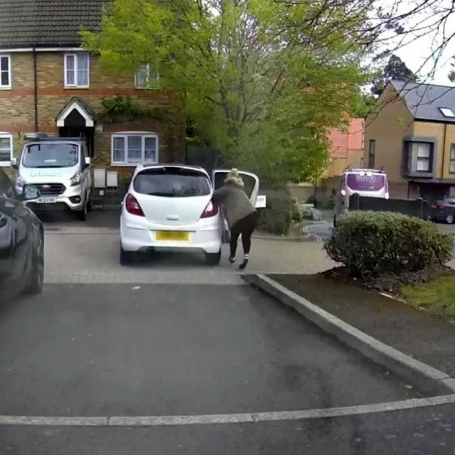 Žena iz Britanije trčala je uz automobil koji se otkotrljao zbog popuštanja ručne
 