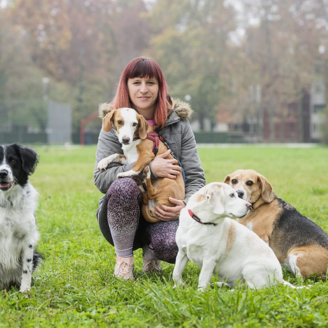Mirna Gajčević s udomljenim psima Henryjem, Sunny, Tisom i Bufom