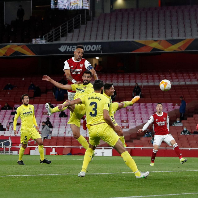 Pierre-Emerick Aubameyang dva je puta pogodio vratnicu