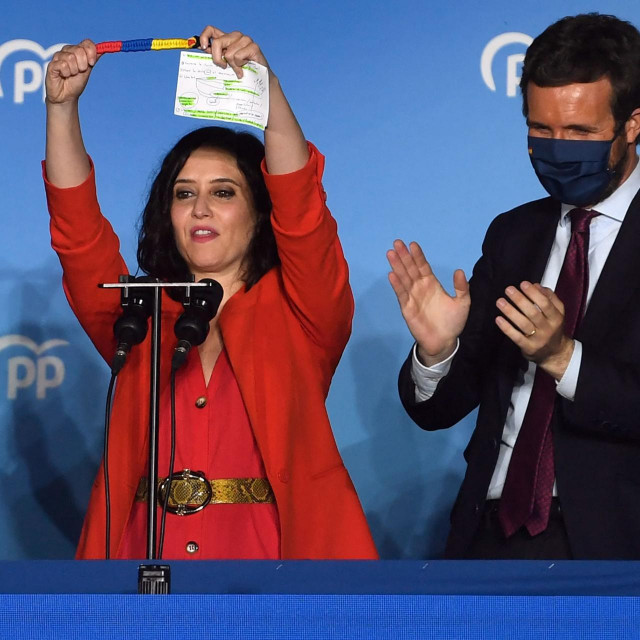Isabel Díaz Ayuso na proslavi pobjede s liderom PP-a Pablom Casadom