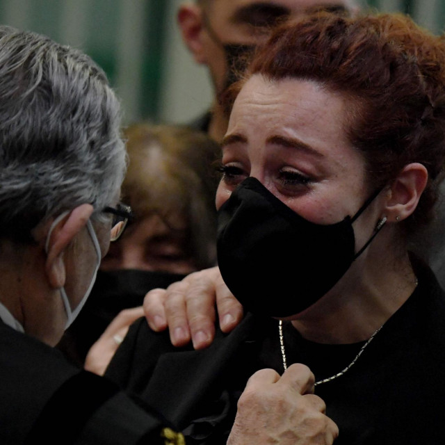 Udovica žrtve Rosa Maria Esilio (desno)