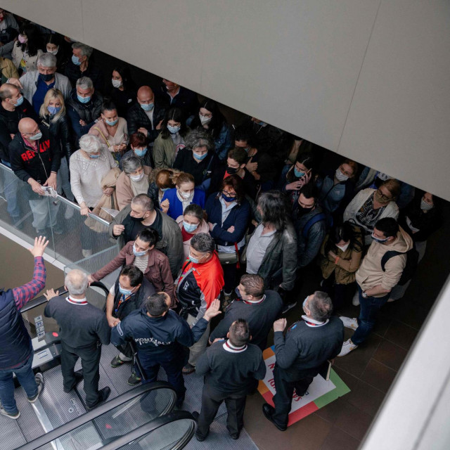 Gužva za cijepljenje uz poklon u jednom trgovačkom centru u Beogradu