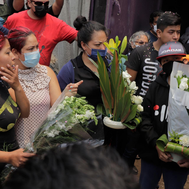 Obitelji pokapaju preminule u velikoj nesreći u Mexico Cityju