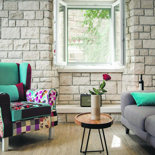 Dnevni boravak sastoji se od dvosjeda iz Art Interijera u sivoj tkanini s plavim šavovima, višebojne fotelje iz Emmezete i dva stolića u kombinaciji željeza i drva iz Lesnine