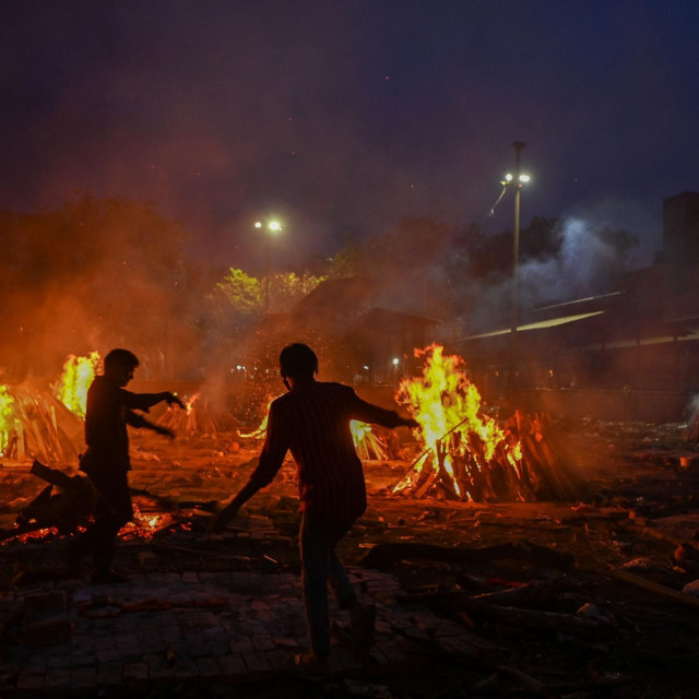 Paljenje leševa na lomačama