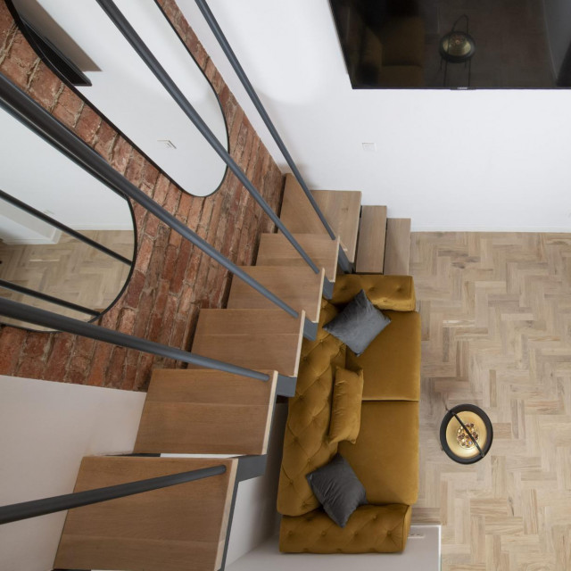 Zbog visine, izvedena je galerija-spavaonica zbog koje je dobiveno još nekoliko potrebnih, dodatnih kvadrata