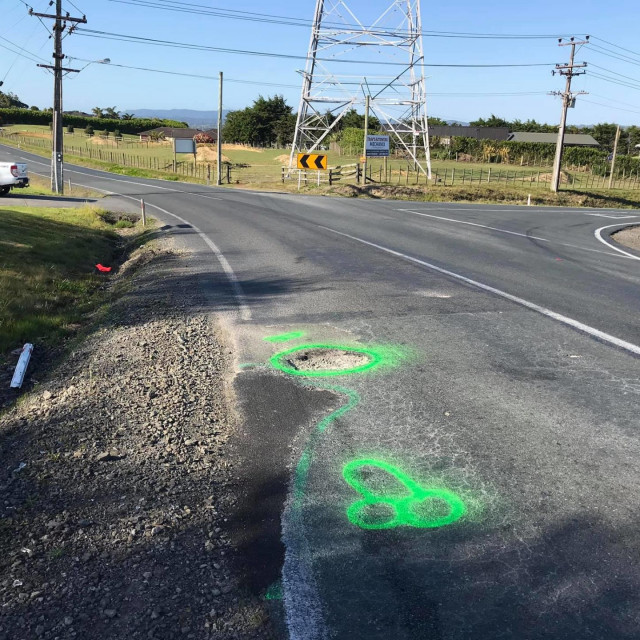 Rupa na cesti koju je označio Geoff Upson