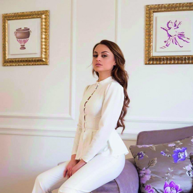 Pjevačica Antonija Šola nosi kreacije brenda Anovi.