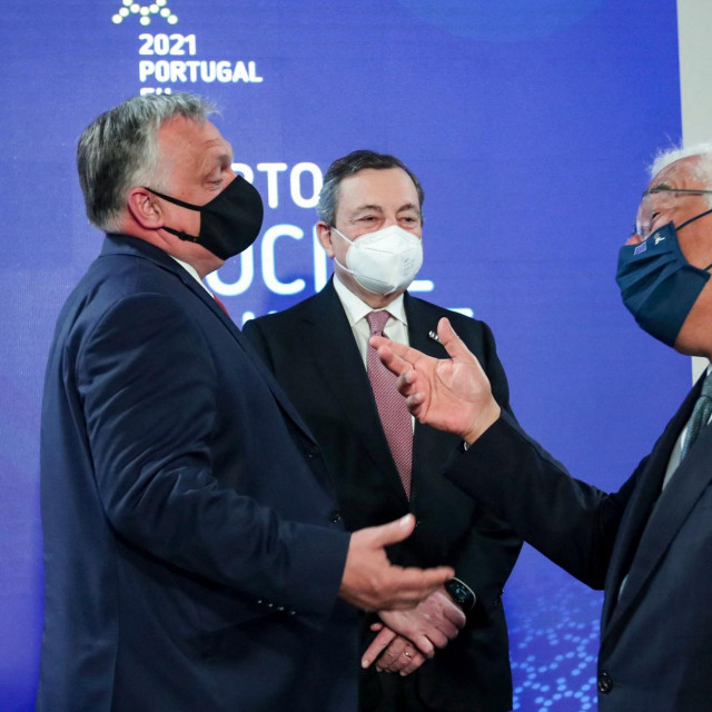 Antonio Costa (D), Viktor Orban (L) i Mario Draghi (sredina) na Socijalnom summitu u Portu