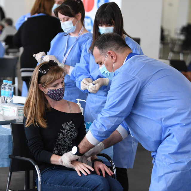 Vili Beroš cijepi građane