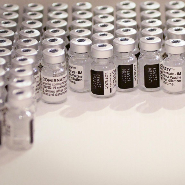 Bočice s Pfizerovim cjepivom na punktu za cijepljenje u Parizu