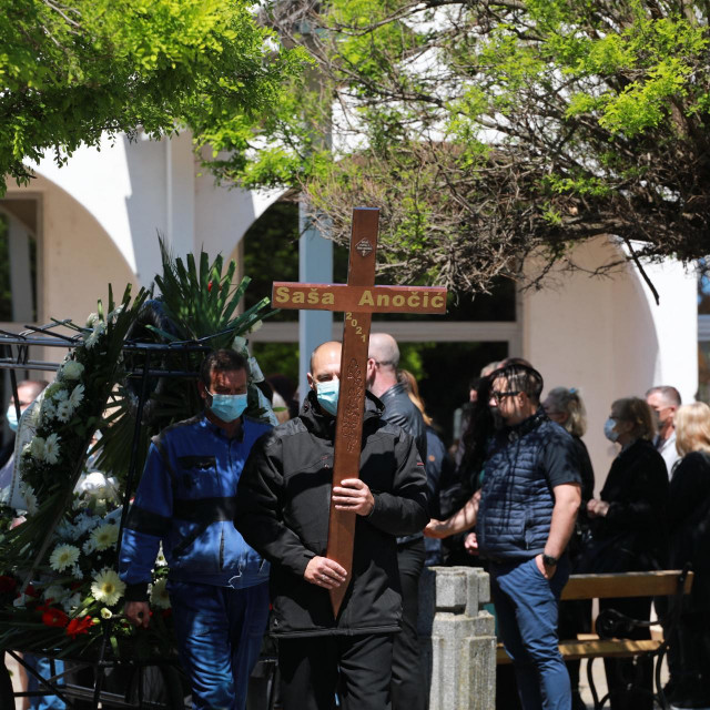Sprovod glumca i redatelja Saše Anočića na starom Aninom groblju.
