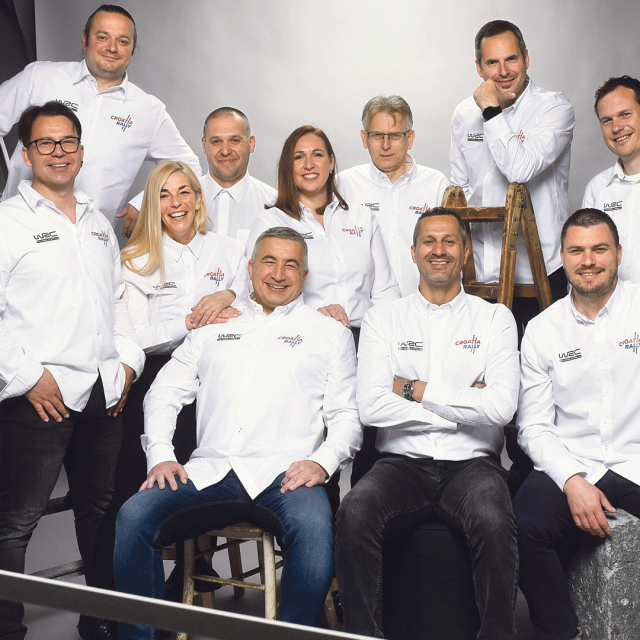 Daniel Šaškin, proslavljeni vozač relija i predsjednik Organizacijskog odbora Croatia World Rallyja (sjedi u sredini s prekriženim rukama) okružen svojim timom.