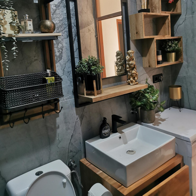 Dizajn, boja i materijal elemenata usklađivali su se s ormarićem izrađenim od hrasta, što je i bila želja vlasnika