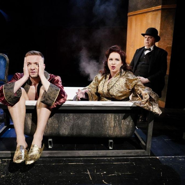 Gavella je svoju premijeru imala na kazališnoj sceni Travno