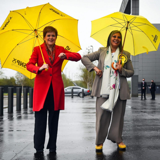 Prva ministrica Škotske i predsjednica Škotske nacionalne stranke Nicola Sturgeon čestita kandidatkinji na izborima za parlament Kaukab Stewart na izborenom mandatu