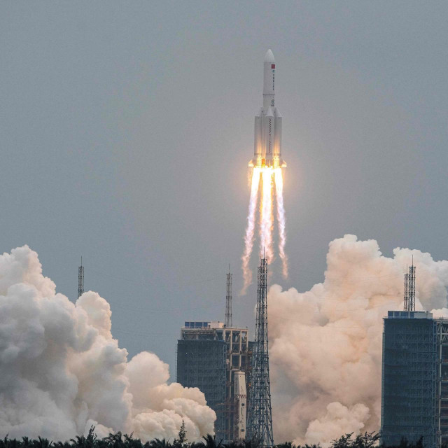 Raketa Dugi marš 5B snimljena tijekom lansiranja modula Tianhe 29. travnja