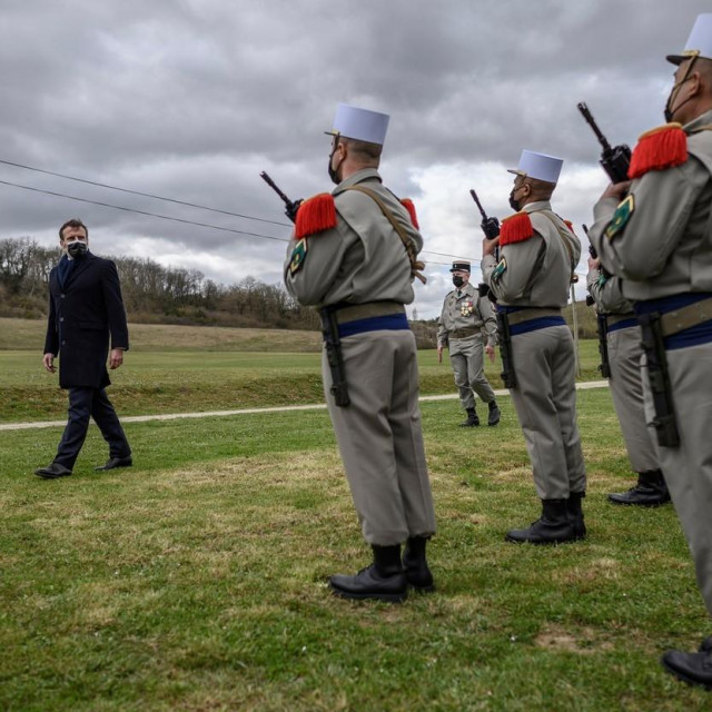 Macron i vojnici, Ilustracija