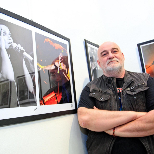 Rijeka, 280412.
Veceras je u galeriji Palach otvorena konceptualna izlozba koncertne fotografija Straight to RnR/Objektivom u Rock n Roll. Autori izlozbe su Anastazija Vrzina i Zeljko Jelenski.
Na slici: jedan od autora, Zeljko Jelenski.