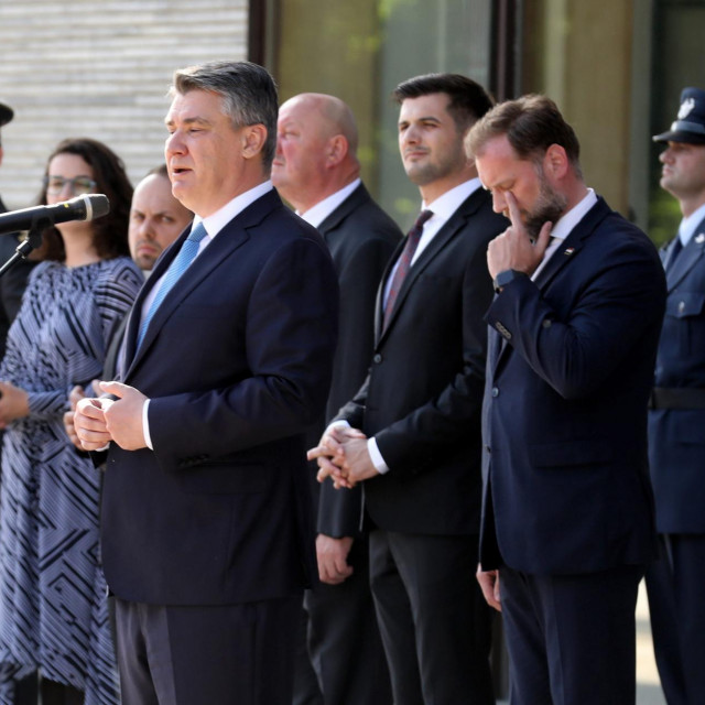 Predsjednik RH Zoran Milanović (za mikrofonom); ministar obrane RH Mario Banožić (drugi slijeva)