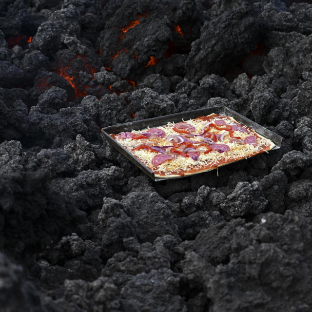 Pizza majstor iz Gvatemalu peče pizzu na vulkanu