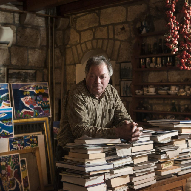 Slikar Stipe Nobilo u svojoj kući, renesansno-baroknom ljetnikovcu, u Lumbardi na Korčuli
 