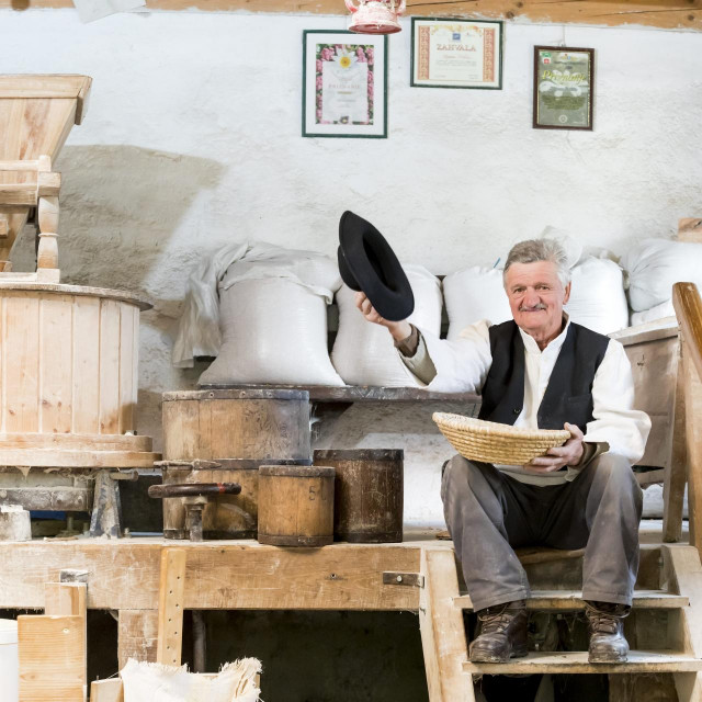 Ivanec, 210421.
Stjepan Friscic vlasnik je mlina Progorec u kojem proizvodi brasno na tradicionalan nacin.
Na fotografiji: Stjepan Friscic.