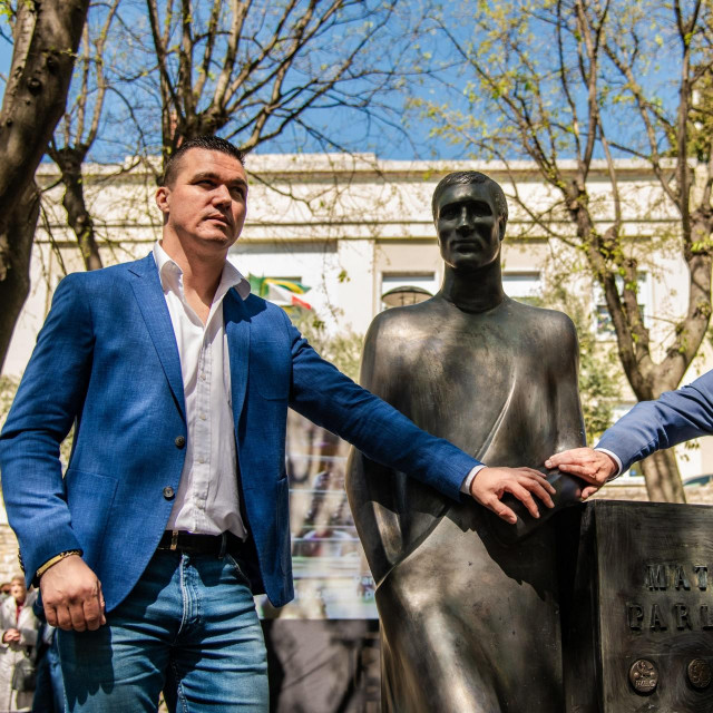 Matko Parlov i Boris Miletić kraj spomenika Mati Parlovu