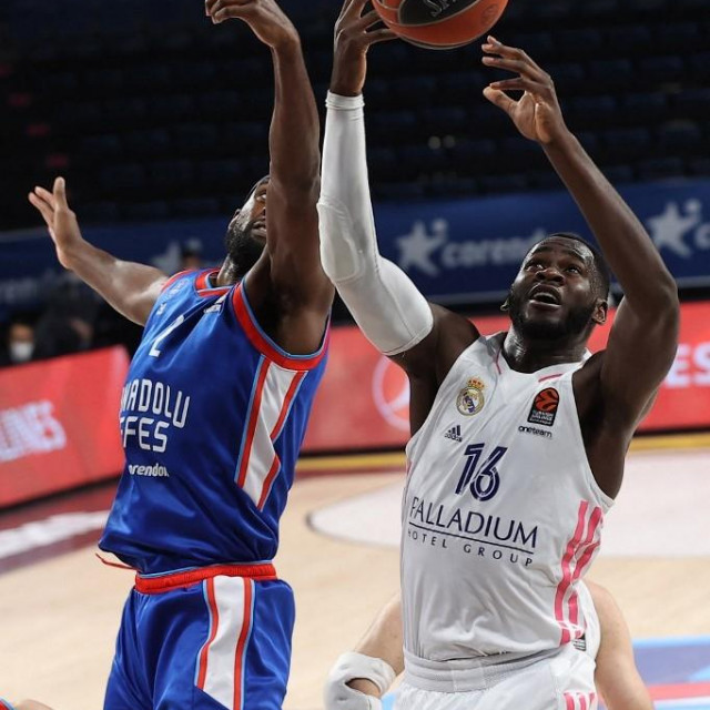 Usman Garuba Alari (desno)