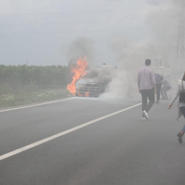 BMW se zapalio na obilaznici Petrijevaca