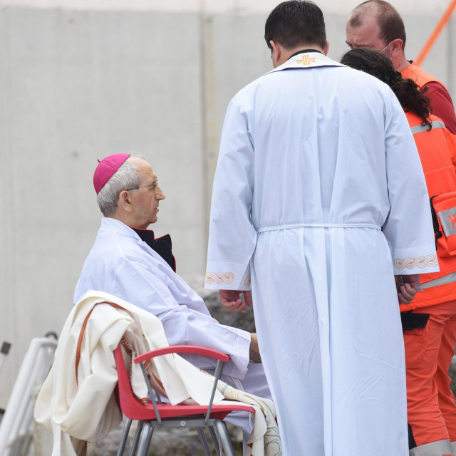 Biskupu Želimiru Puljić pozlilo tijekom mise