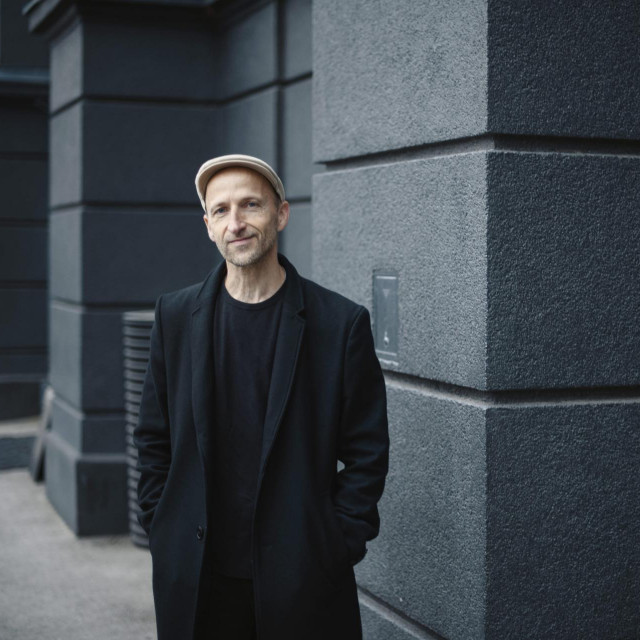 Uvijek radim crno-bijelo, odnosno uvijek vizualno razmišljam u odnosima svjetla i sjene, nekada postoji dodatak boje, ali svi moji crteži i slike u osnovi su monokromatski.