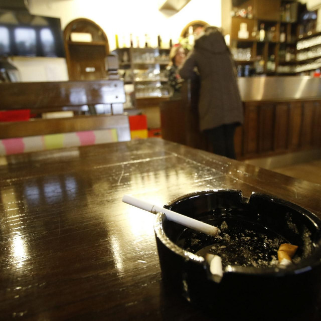 Pepeljara s cigaretom