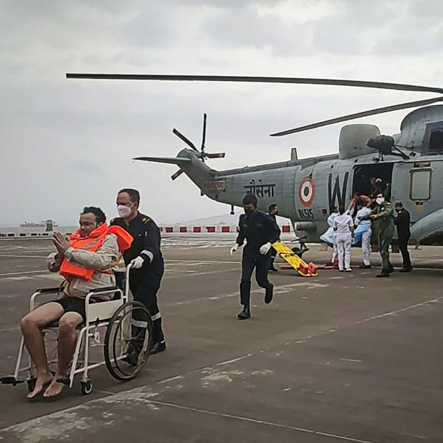 Akcija spašavanja posade potonole teglenice