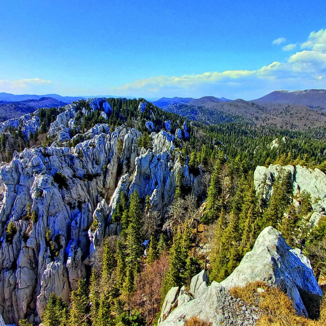 Pogled s 1335 metara visokog vrha Bijelih stijena.