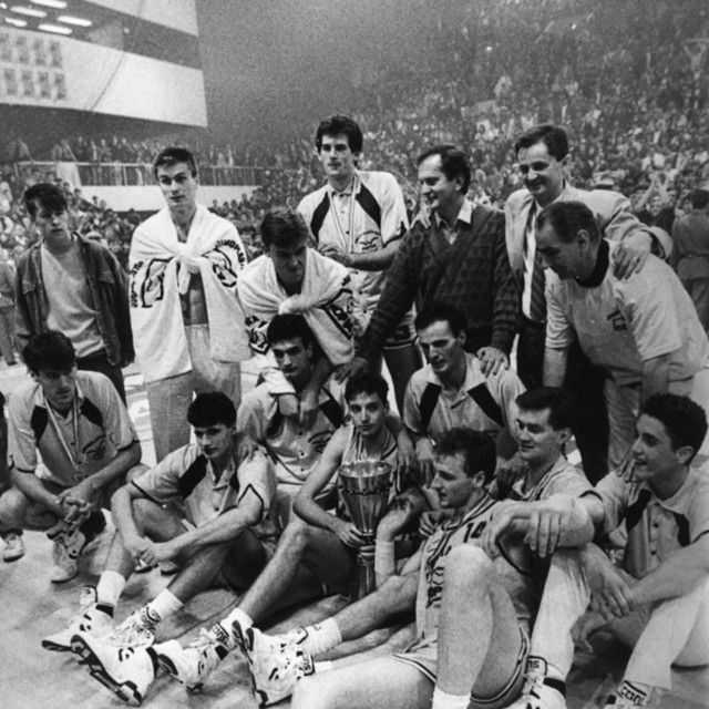 Jugoplastika s peharom za osvojeno prvenstvo Jugoslavije iz 1990.; Kukoč pored pehara, trener Maljković iznad njega