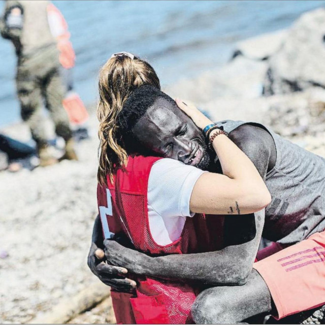 Volonterka Crvenog križa i iscrpljeni Senegalac