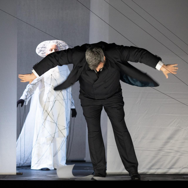 Praizvedba opere Opera po Kamovu.