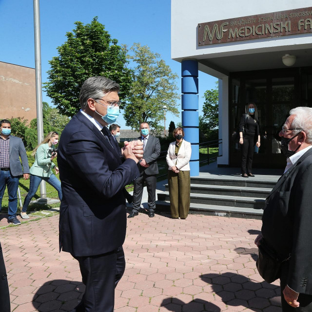 Predsjednik Vlade Andrej Plenković s ministrima Tomom Medvedom i Olegom Butkovićem nazočio je završnoj identifikaciji posmrtnih ostataka žrtava iz Domovinskog rata na Medicinskom fakultetu u Osijeku.
Na fotografiji: Andrej Plenković s obiteljima žrtava.