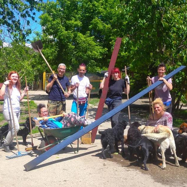 Svaku subotu se u azilu održabvaju neke mini akcije čišćenja i uređenja
